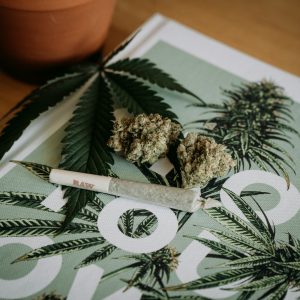 faut il fumer le cbd ? les avantages et les inconvénients