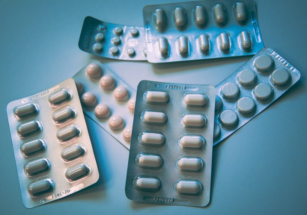 cbd interaction médicamenteuse : précautions à prendre