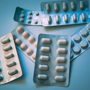 cbd interaction médicamenteuse : précautions à prendre